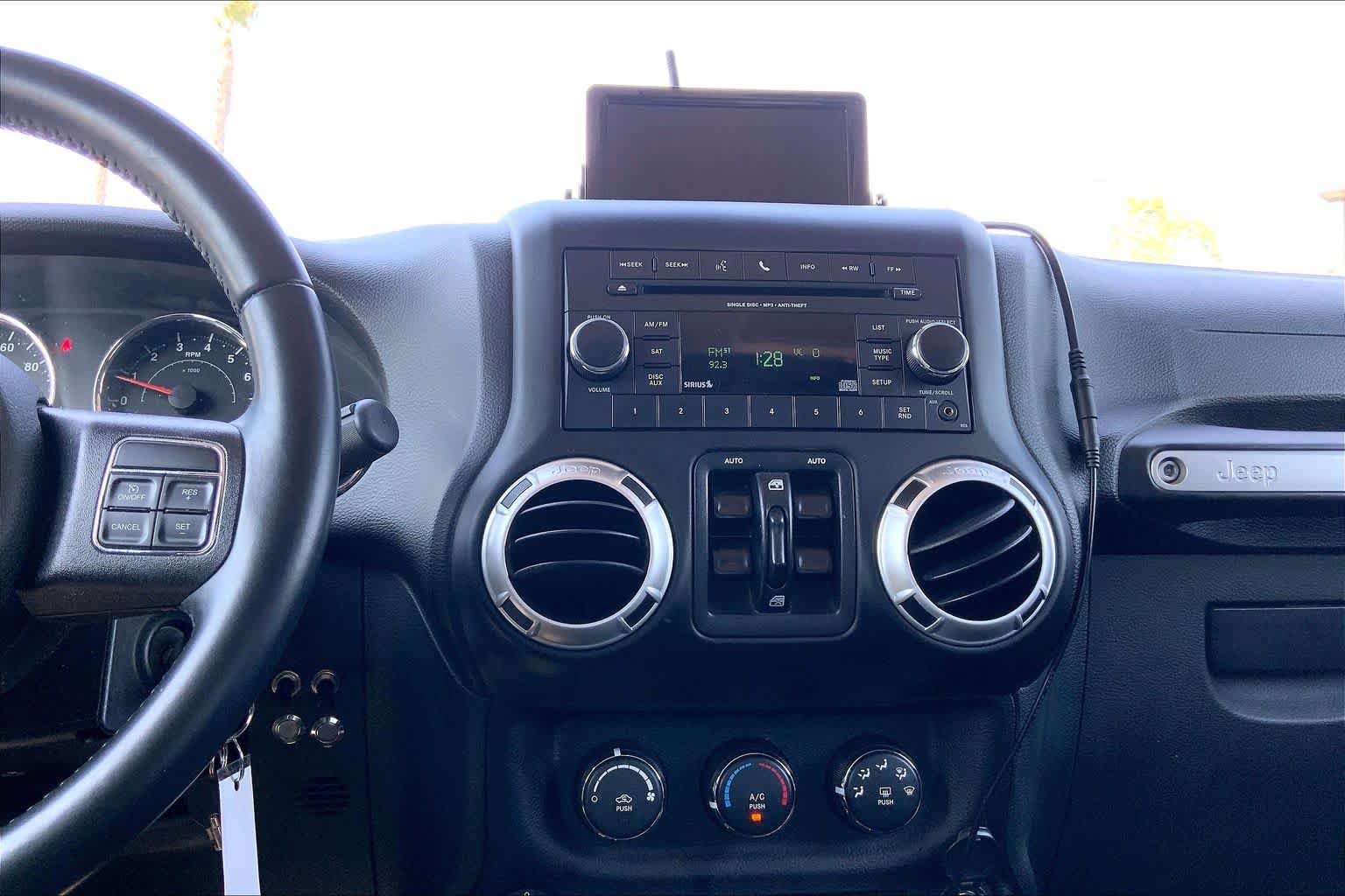 Used 2017 Jeep Wrangler Unlimited Rubicon AWD/4WD image 29