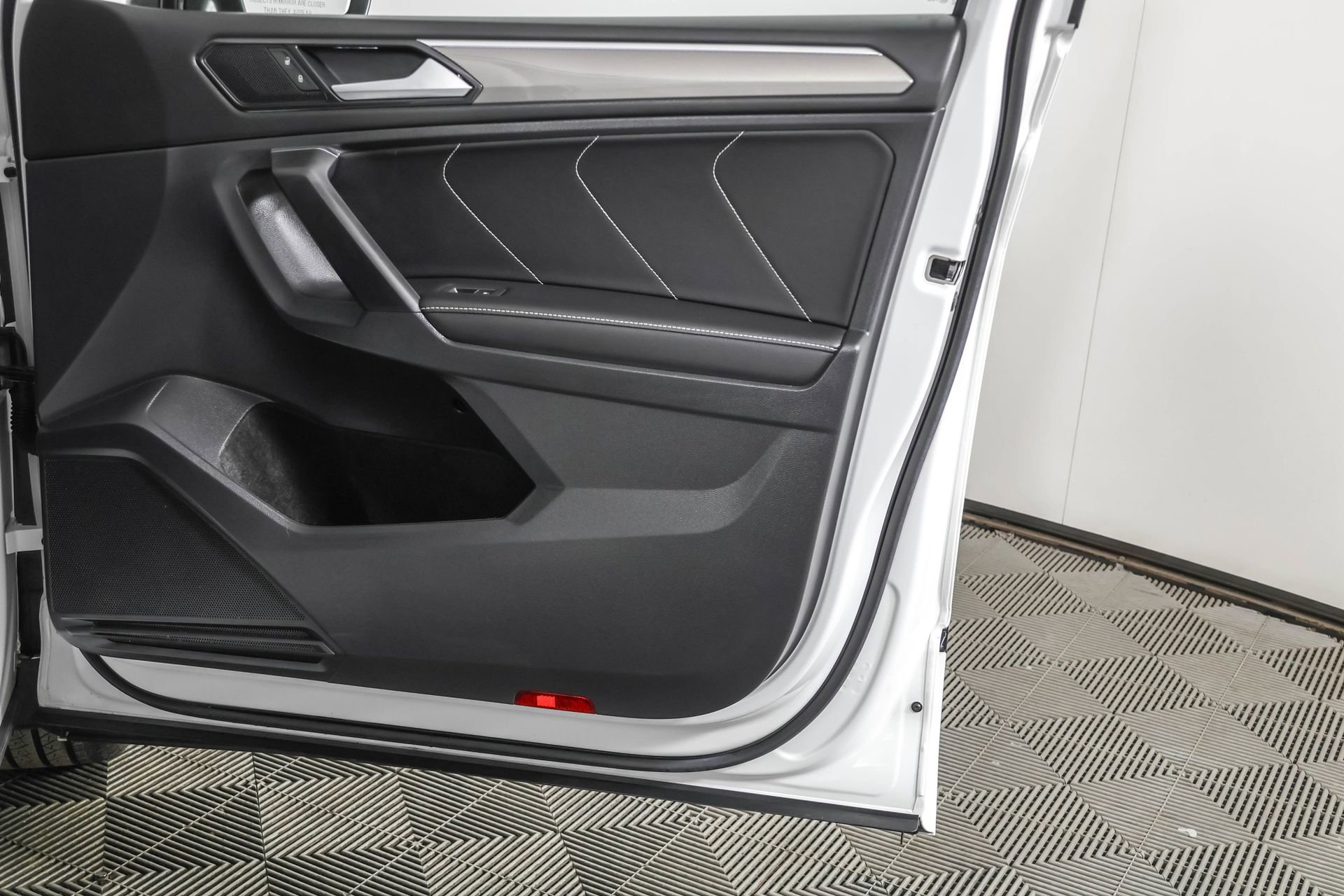 Used 2023 Volkswagen Tiguan SE R-Line image 48