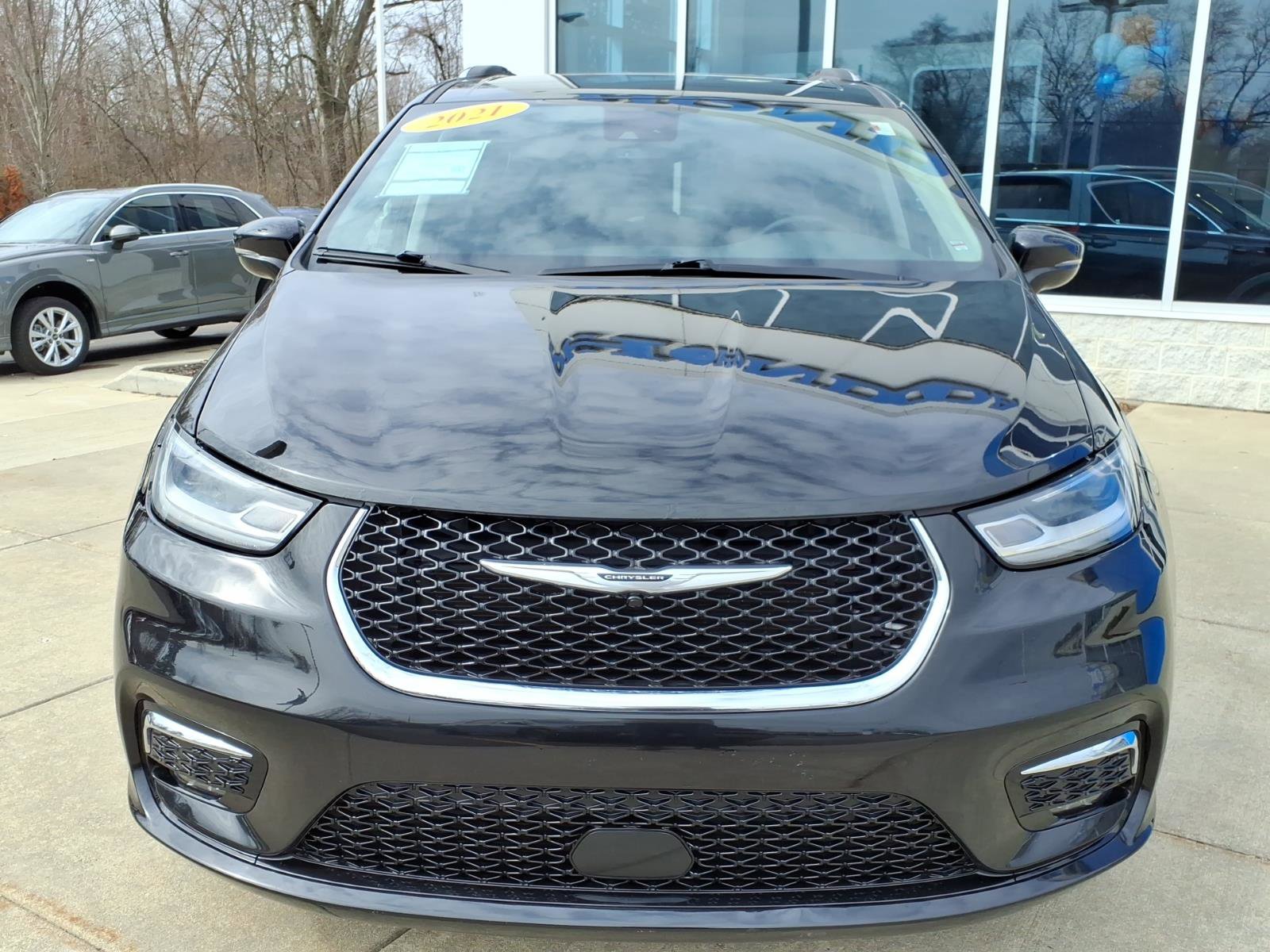 Used 2021 Chrysler Pacifica Touring-L image 2