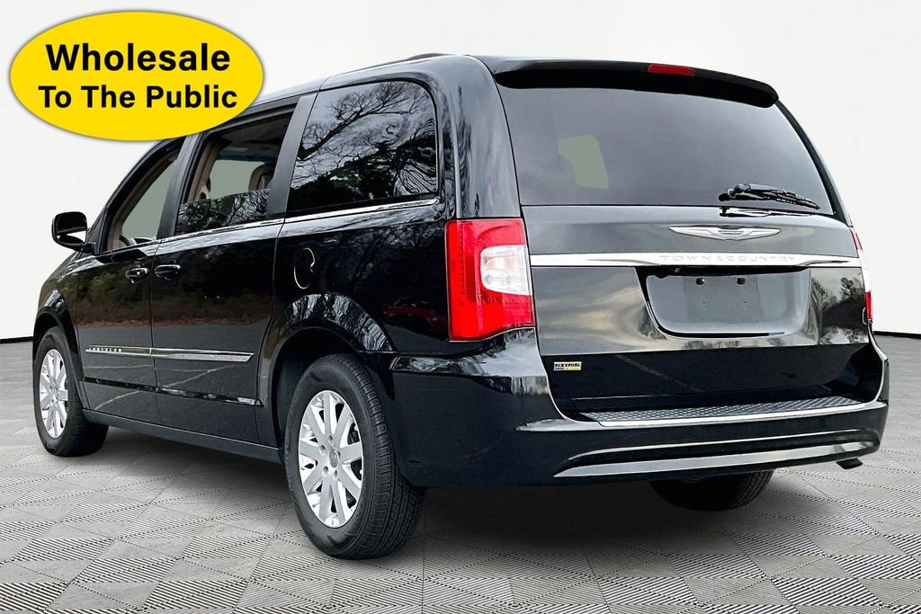Used 2016 Chrysler Town & Country Touring image 4