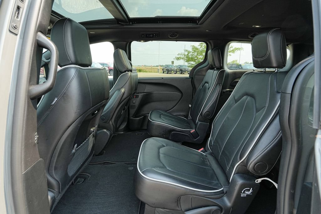 Used 2025 Chrysler Pacifica Limited FWD image 18