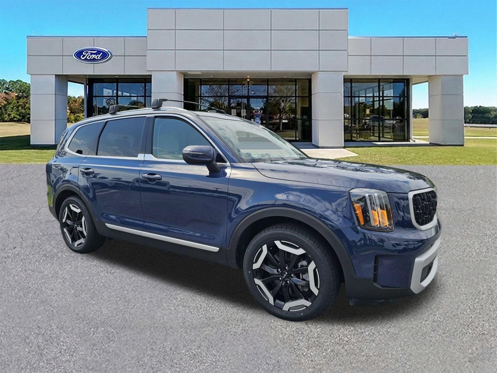 Used 2024 Kia Telluride EX w/ EX Captain's Chair Package FWD image 1