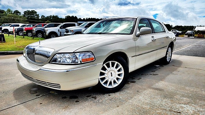 Used 2006 Lincoln Town Car Signature