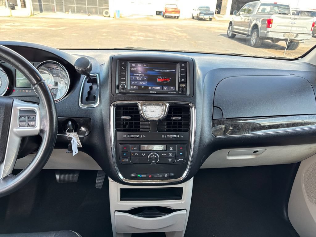 Used 2014 Chrysler Town & Country Touring-L FWD image 20