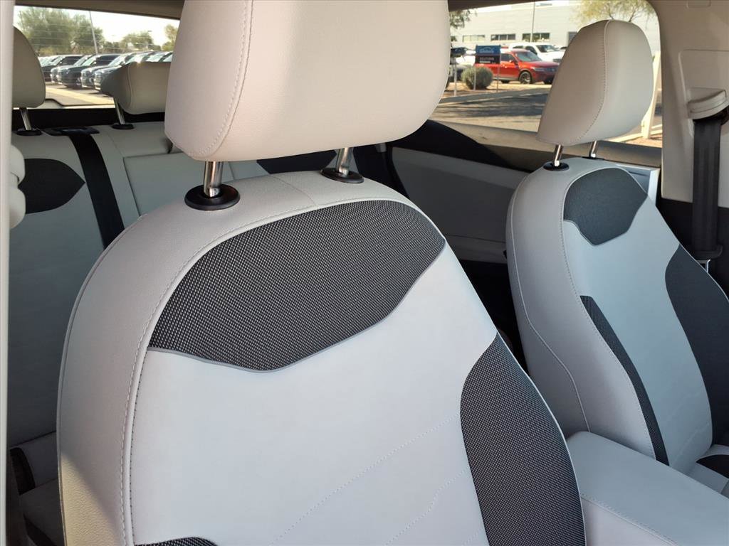 Certified 2025 Volkswagen Taos SE image 11