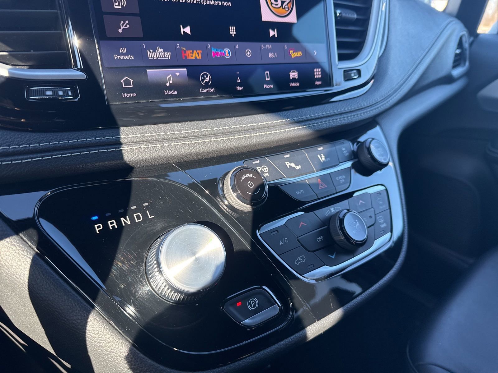 Used 2023 Chrysler Pacifica Touring-L w/ Uconnect Theater Family Group image 22