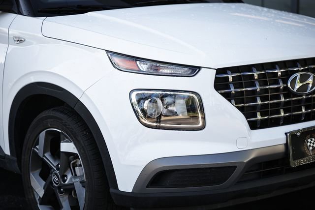 Used 2025 Hyundai Venue SEL FWD image 2