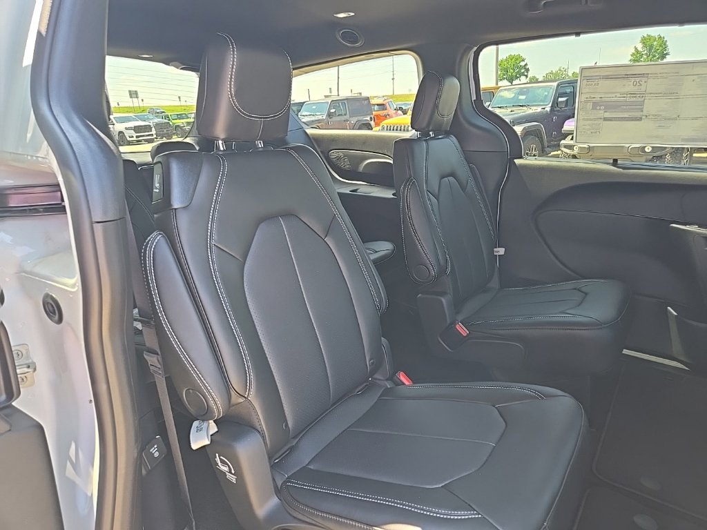 New 2027 Chrysler Pacifica Select w/ Family Tech Group AWD/4WD image 81