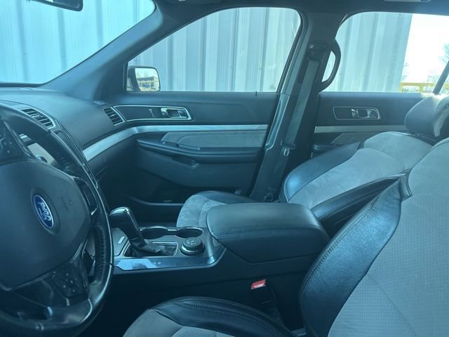 Used 2017 Ford Explorer XLT w/ Equipment Group 202A image 6