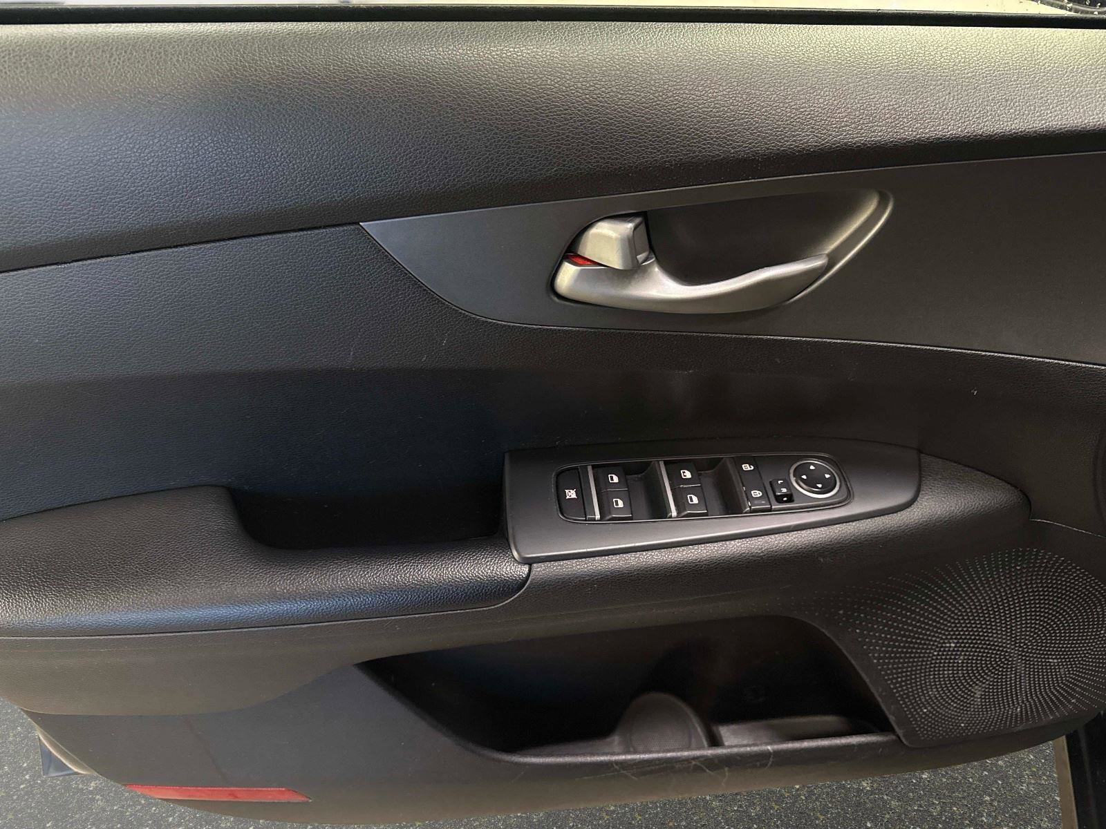 Used 2019 Kia Forte LXS image 17