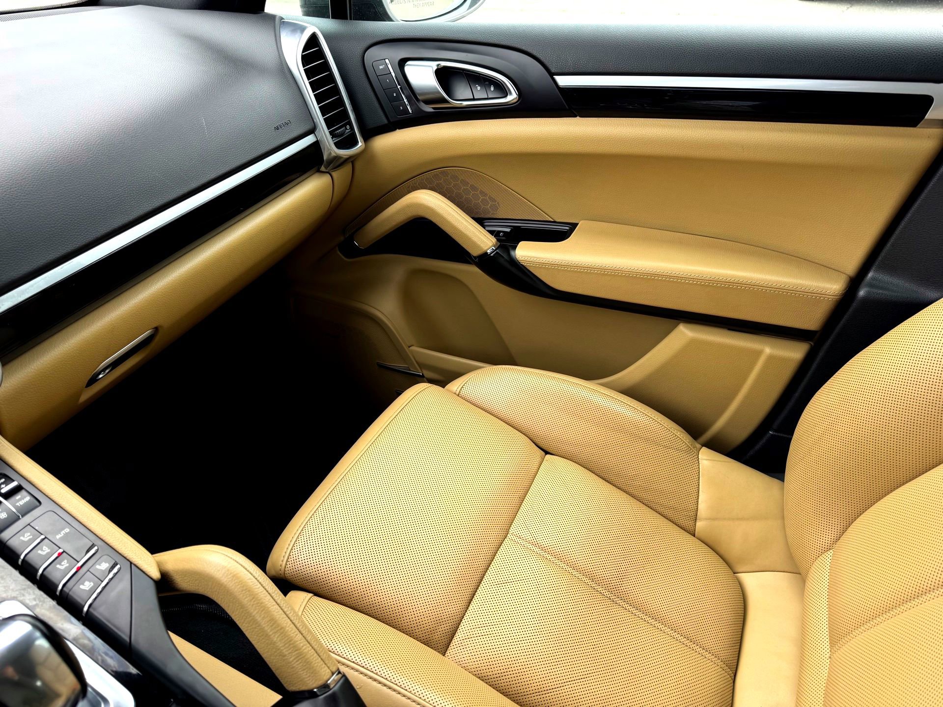 Used 2015 Porsche Cayenne S image 35