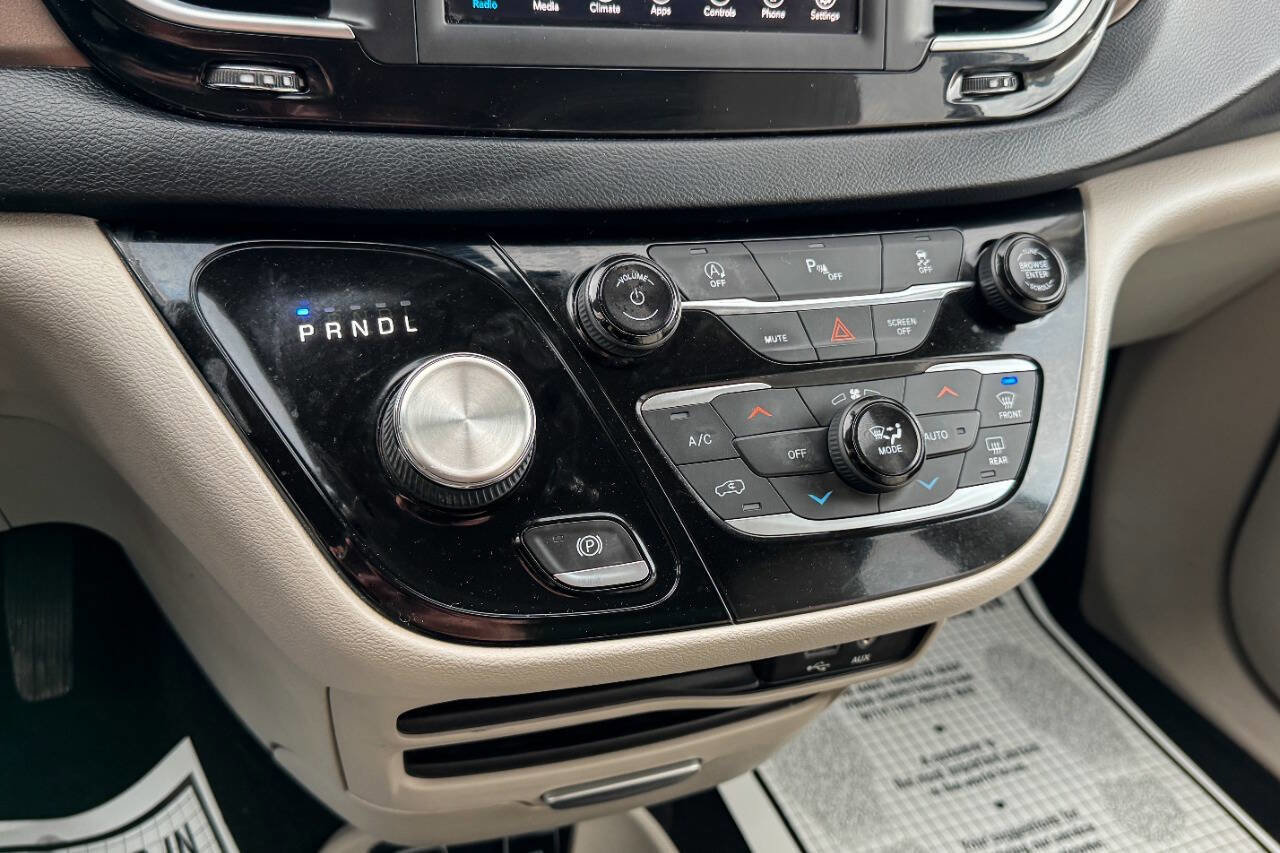 Used 2019 Chrysler Pacifica Touring-L image 31