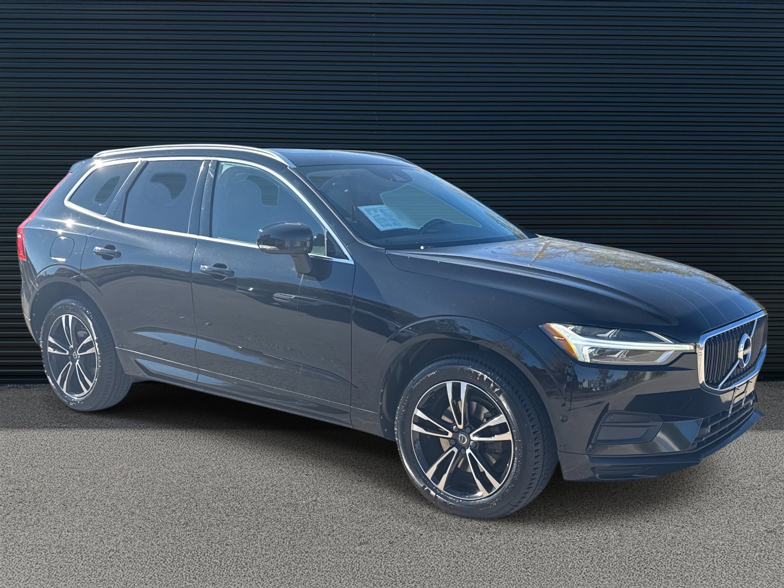 Used 2019 Volvo XC60 T5 Momentum w/ Premium Package image 3