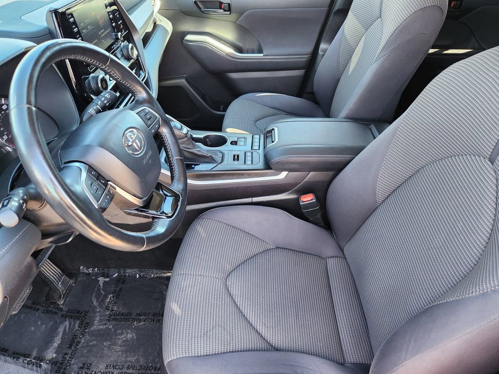 Used 2021 Toyota Highlander LE AWD/4WD image 4