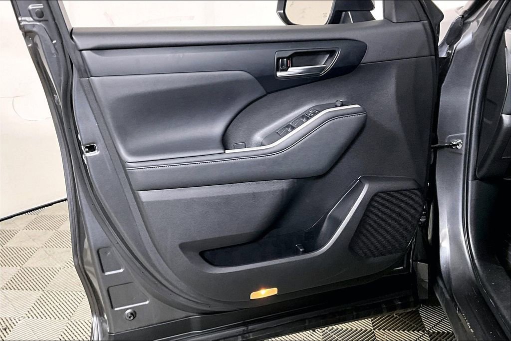 Used 2022 Toyota Highlander XLE image 23