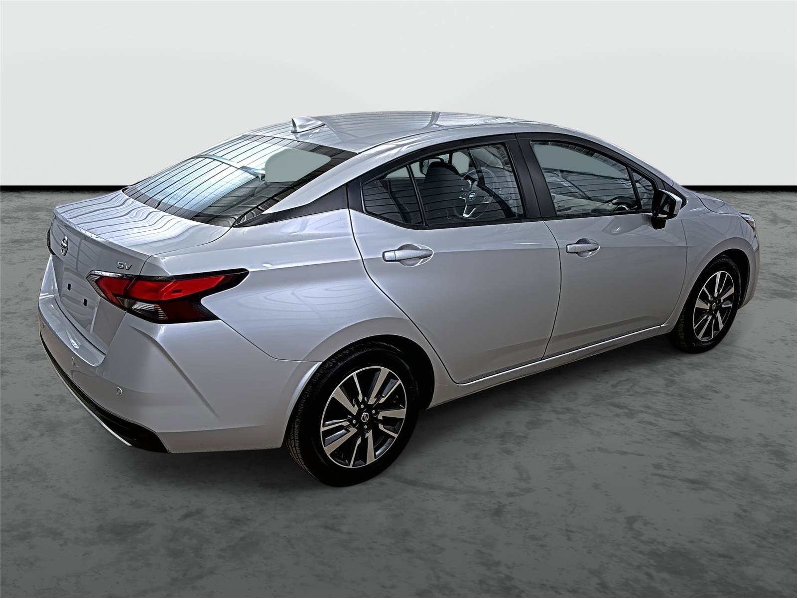 Used 2022 Nissan Versa SV image 4