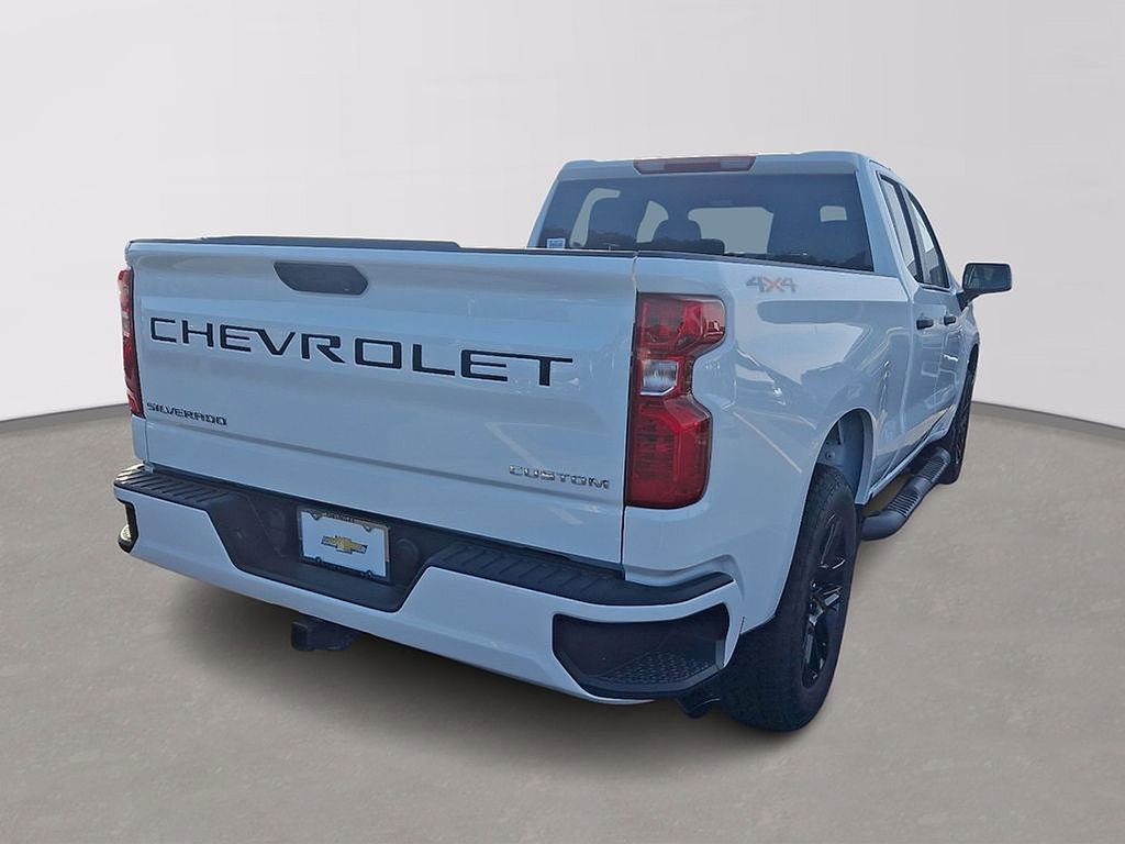 Used 2025 Chevrolet Silverado 1500 Custom w/ Turbomax Blackout Package image 4