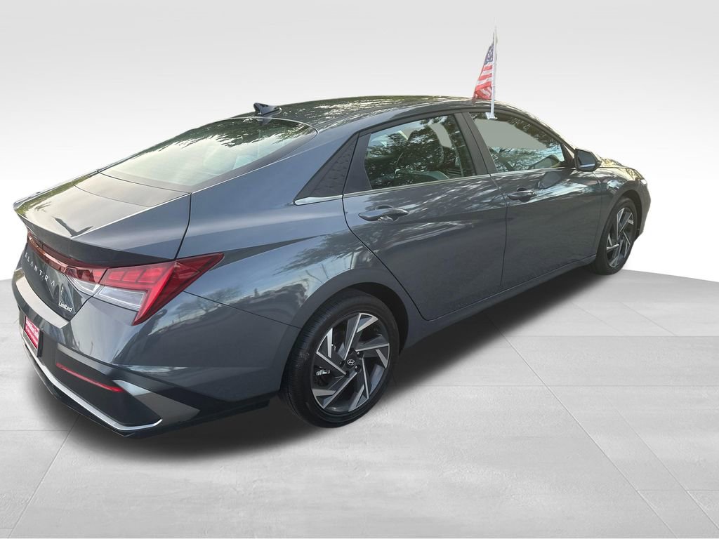 Used 2025 Hyundai Elantra Limited image 26