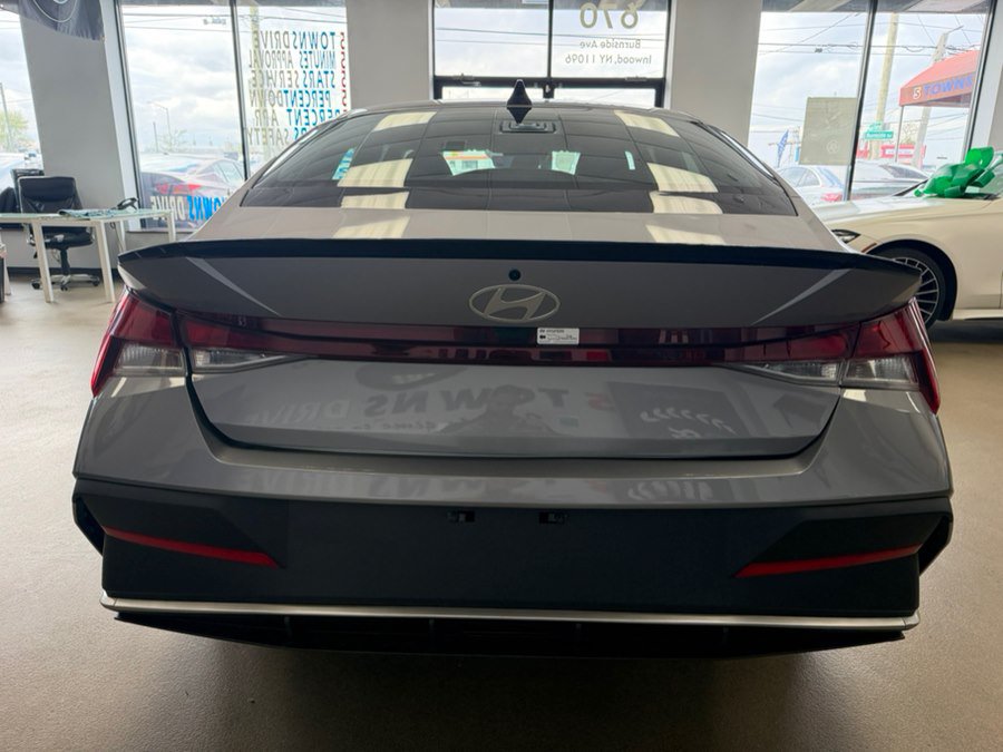 Used 2025 Hyundai Elantra Sport FWD image 12