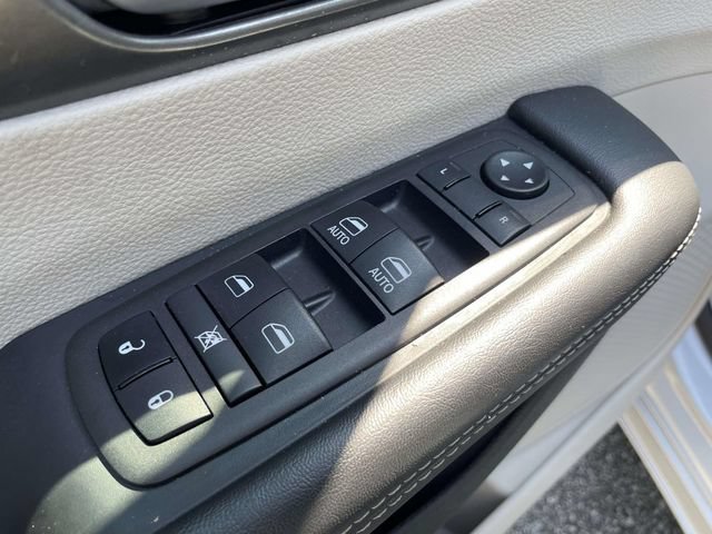 Used 2024 Chrysler Pacifica Touring-L FWD image 17