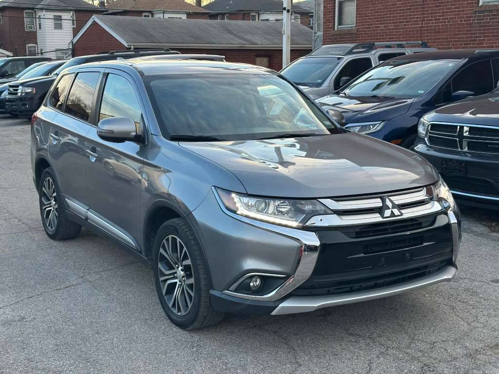 Used 2017 Mitsubishi Outlander SE image 1