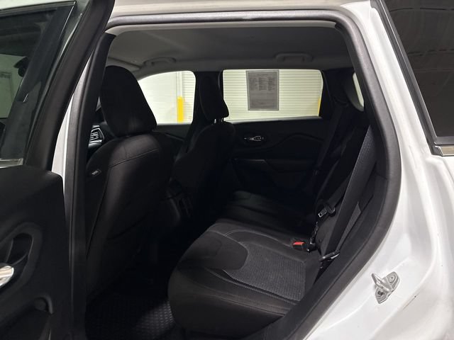 Used 2019 Jeep Cherokee Latitude w/ Popular Appearance Group AWD/4WD image 22