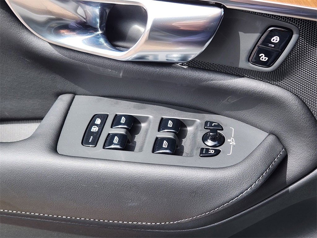 Used 2025 Volvo XC90 B6 Plus w/ Protection Package Premier image 4
