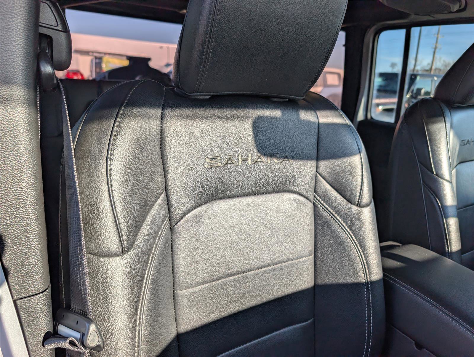 Used 2023 Jeep Wrangler Sahara w/ Cold Weather Group image 17