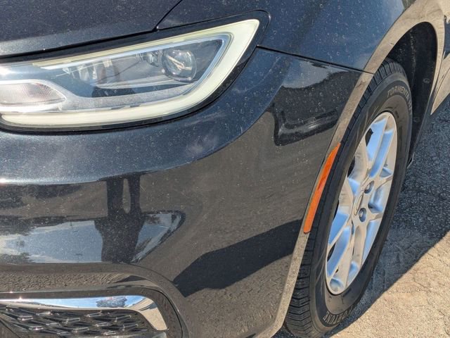 Used 2023 Chrysler Pacifica Touring-L image 12