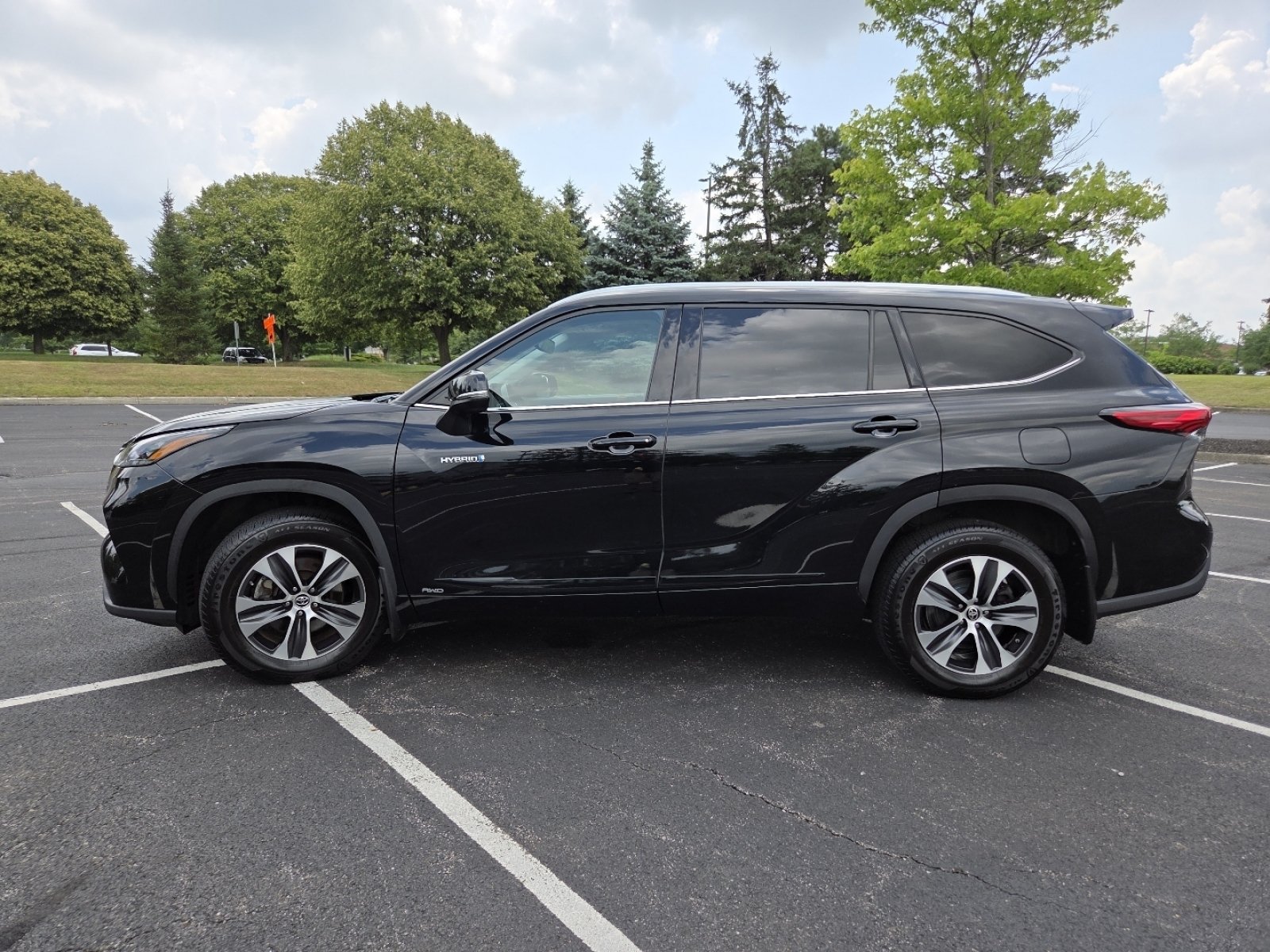 Used 2020 Toyota Highlander XLE AWD/4WD image 20