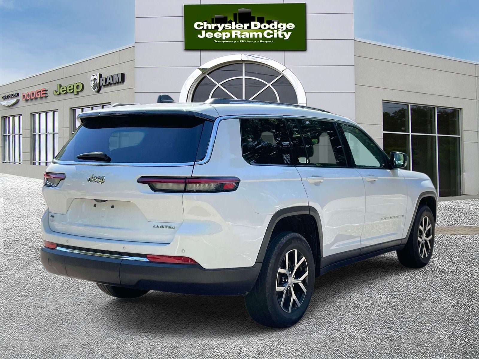Used 2023 Jeep Grand Cherokee L Limited w/ Trailer Tow Group (B) RWD image 6