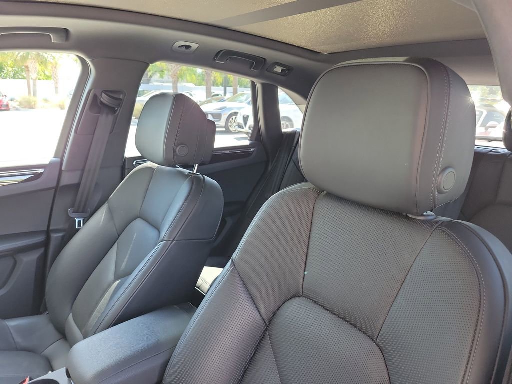 Certified 2025 Porsche Macan image 6