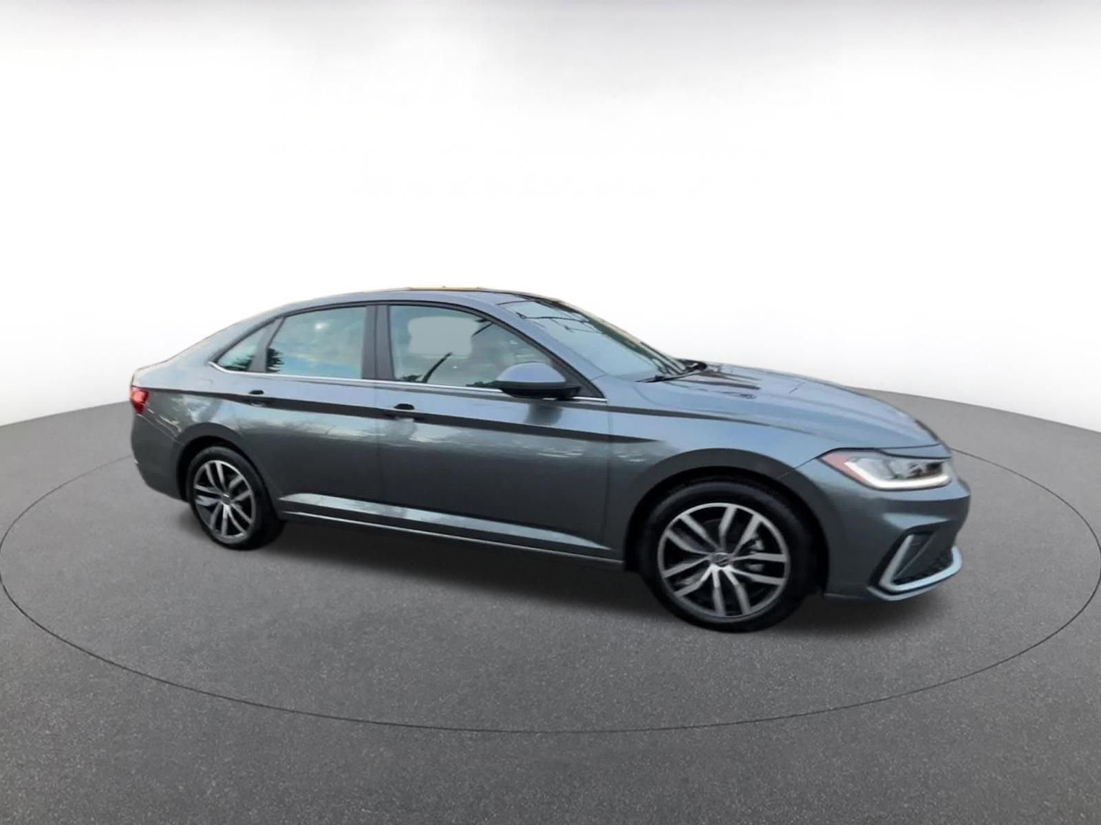 Used 2025 Volkswagen Jetta SE image 2