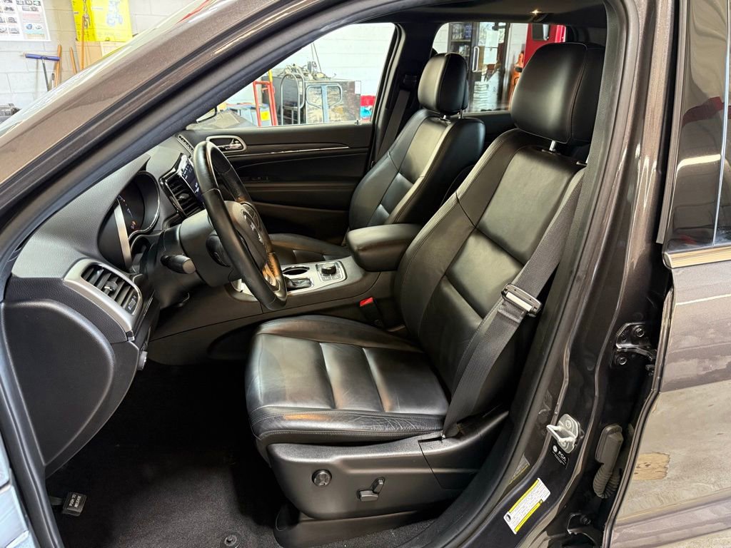 Used 2021 Jeep Grand Cherokee Limited AWD/4WD image 23