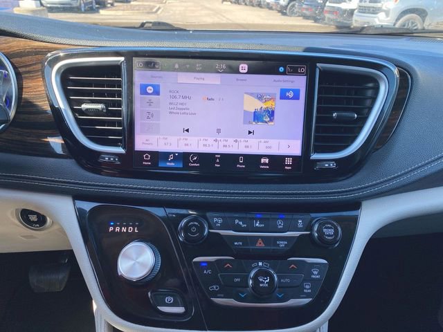 Used 2022 Chrysler Pacifica Limited image 13