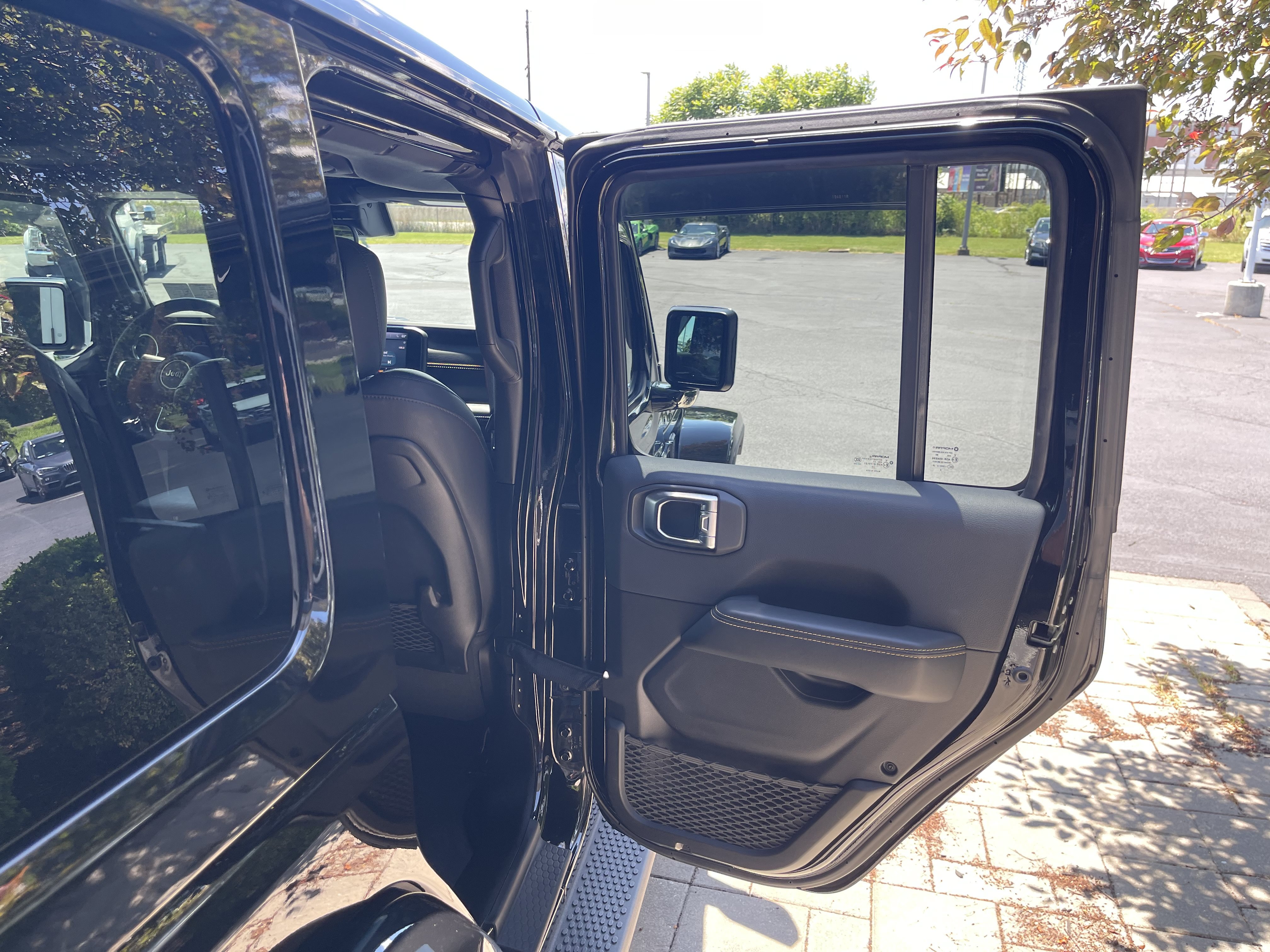 Used 2024 Jeep Wrangler Unlimited Sahara AWD/4WD image 19
