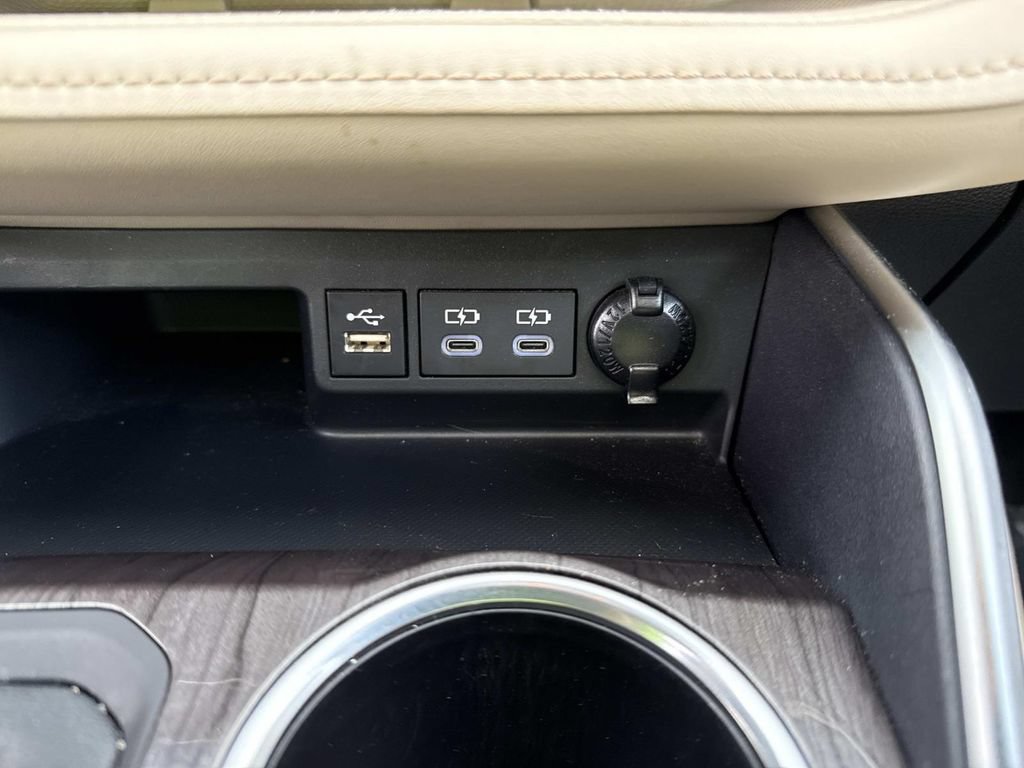 Used 2024 Toyota Highlander Limited AWD/4WD image 33