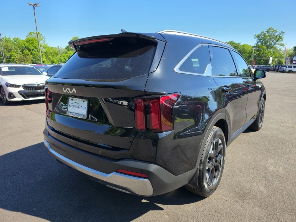 Used 2024 Kia Sorento S w/ Panoramic Sunroof Package FWD image 4