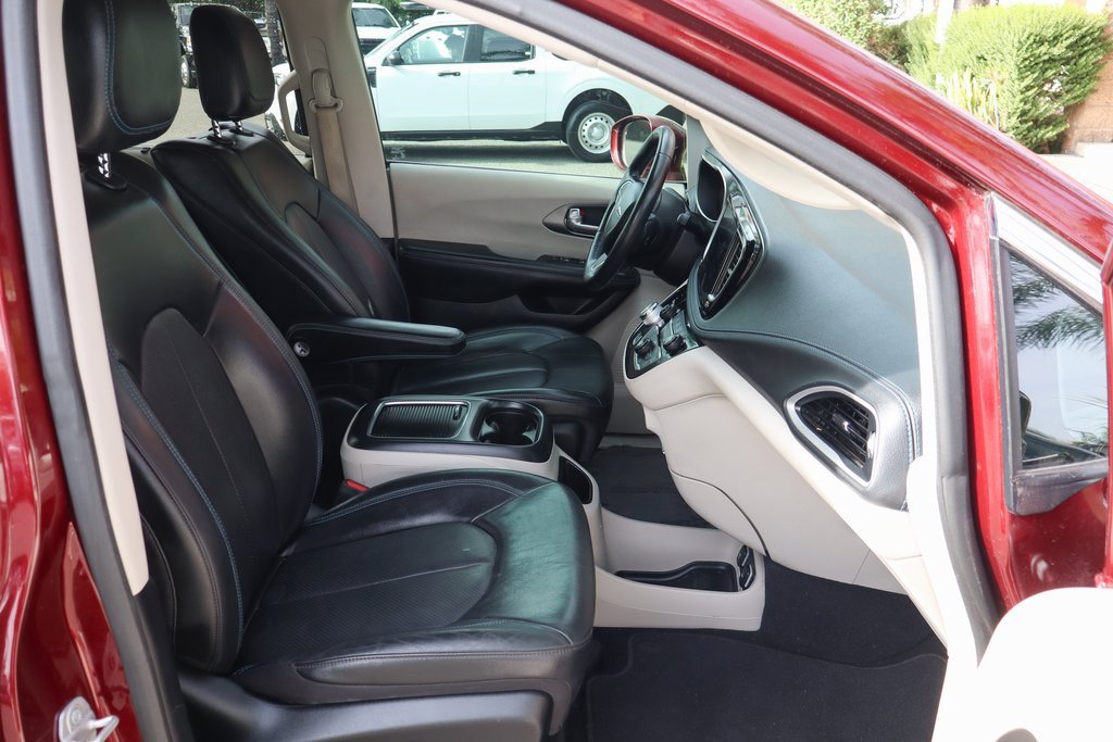 Used 2021 Chrysler Pacifica Touring-L w/ Uconnect Theater Family Group image 39