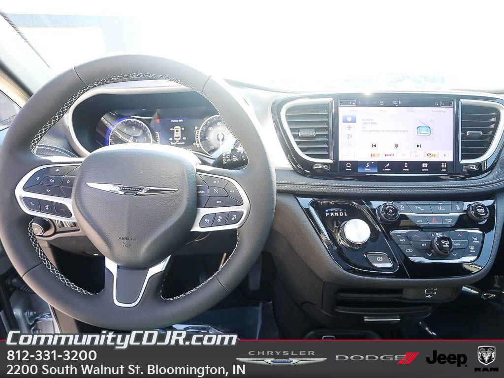 New 2026 Chrysler Pacifica Select image 11