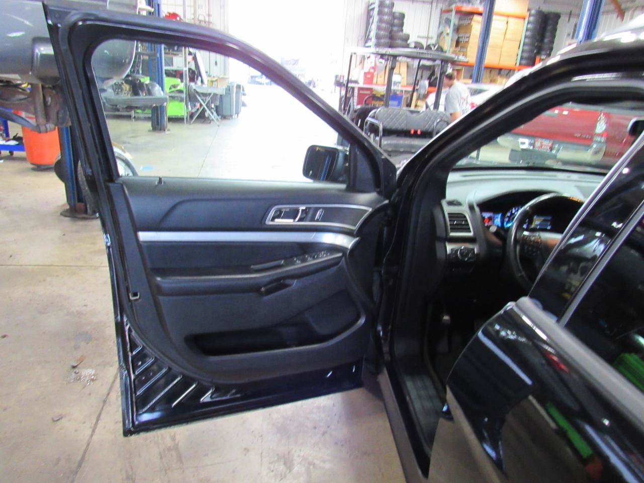 Used 2017 Ford Explorer XLT w/ Equipment Group 202A AWD/4WD image 13