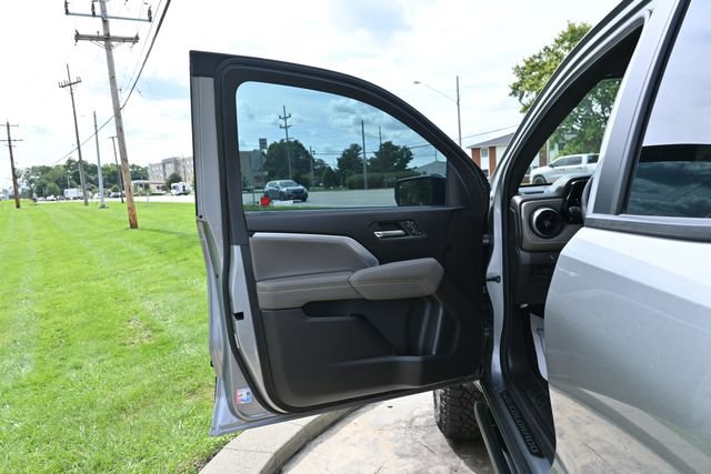 Used 2025 Chevrolet Colorado ZR2 w/ Technology Package AWD/4WD image 26