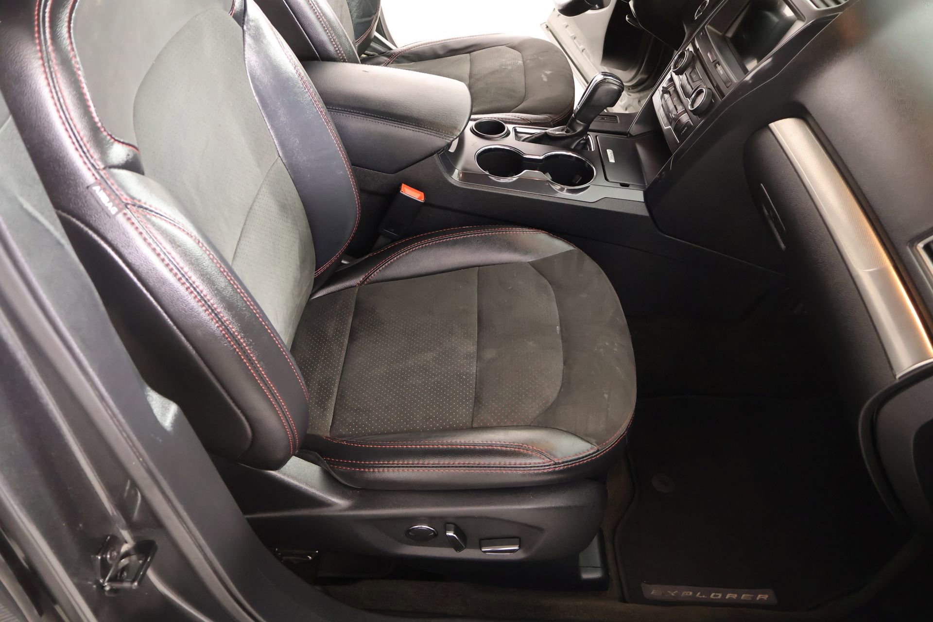 Used 2018 Ford Explorer XLT w/ Equipment Group 202A FWD image 15