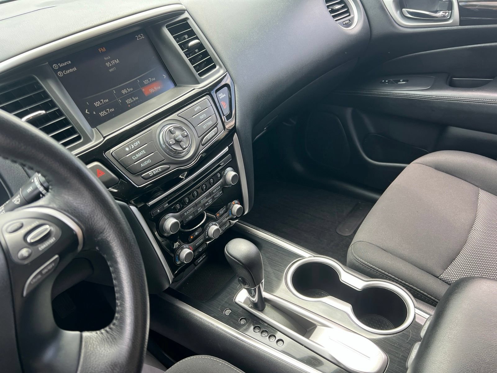 Used 2020 Nissan Pathfinder SV FWD image 21