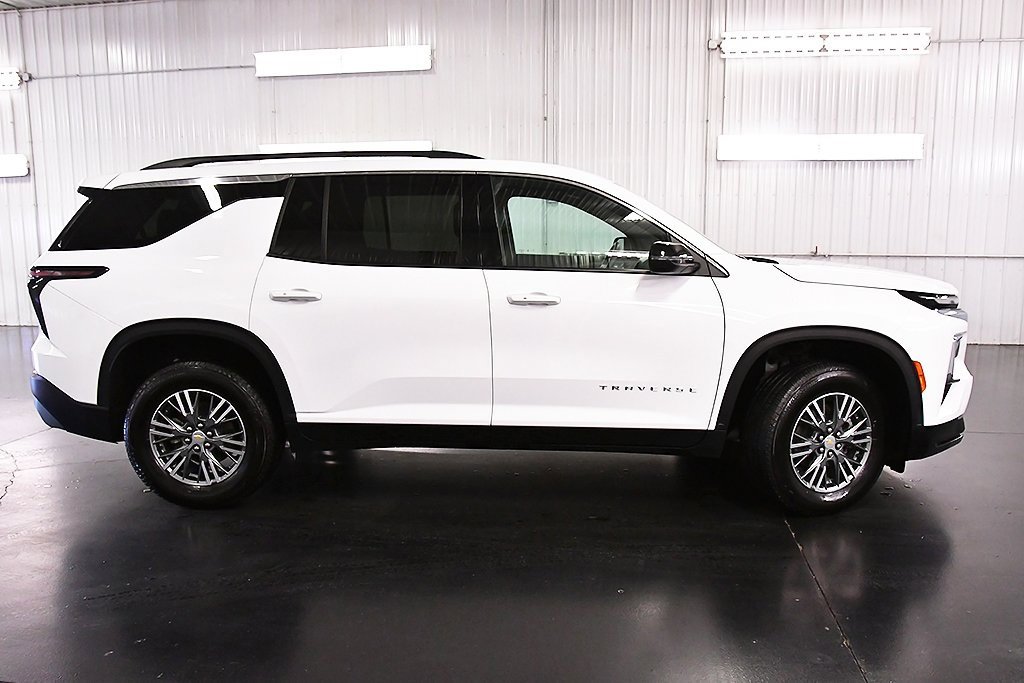 Used 2025 Chevrolet Traverse LT image 8