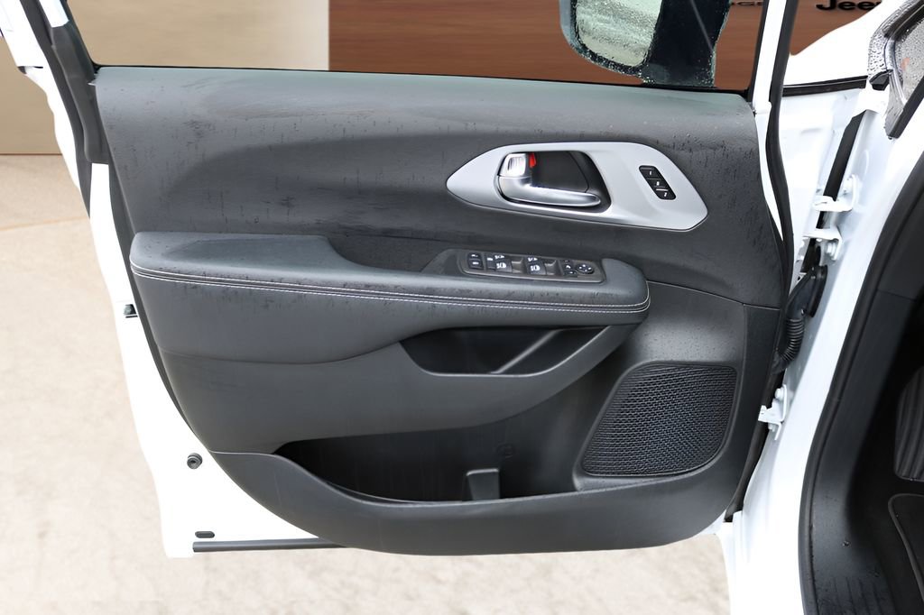 Used 2025 Chrysler Pacifica Limited FWD image 10