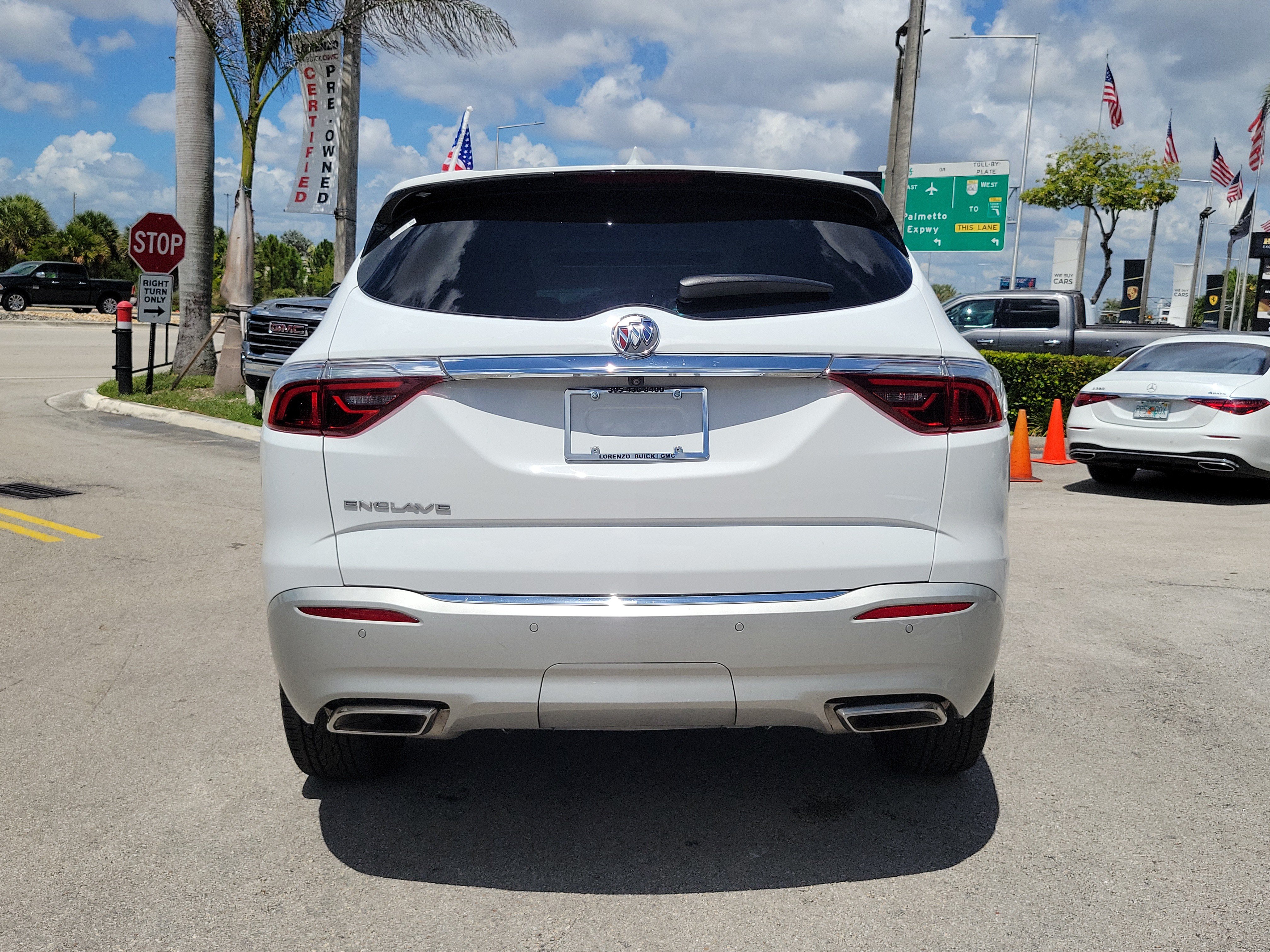 Used 2024 Buick Enclave Essence w/ Experience Buick Package FWD image 6