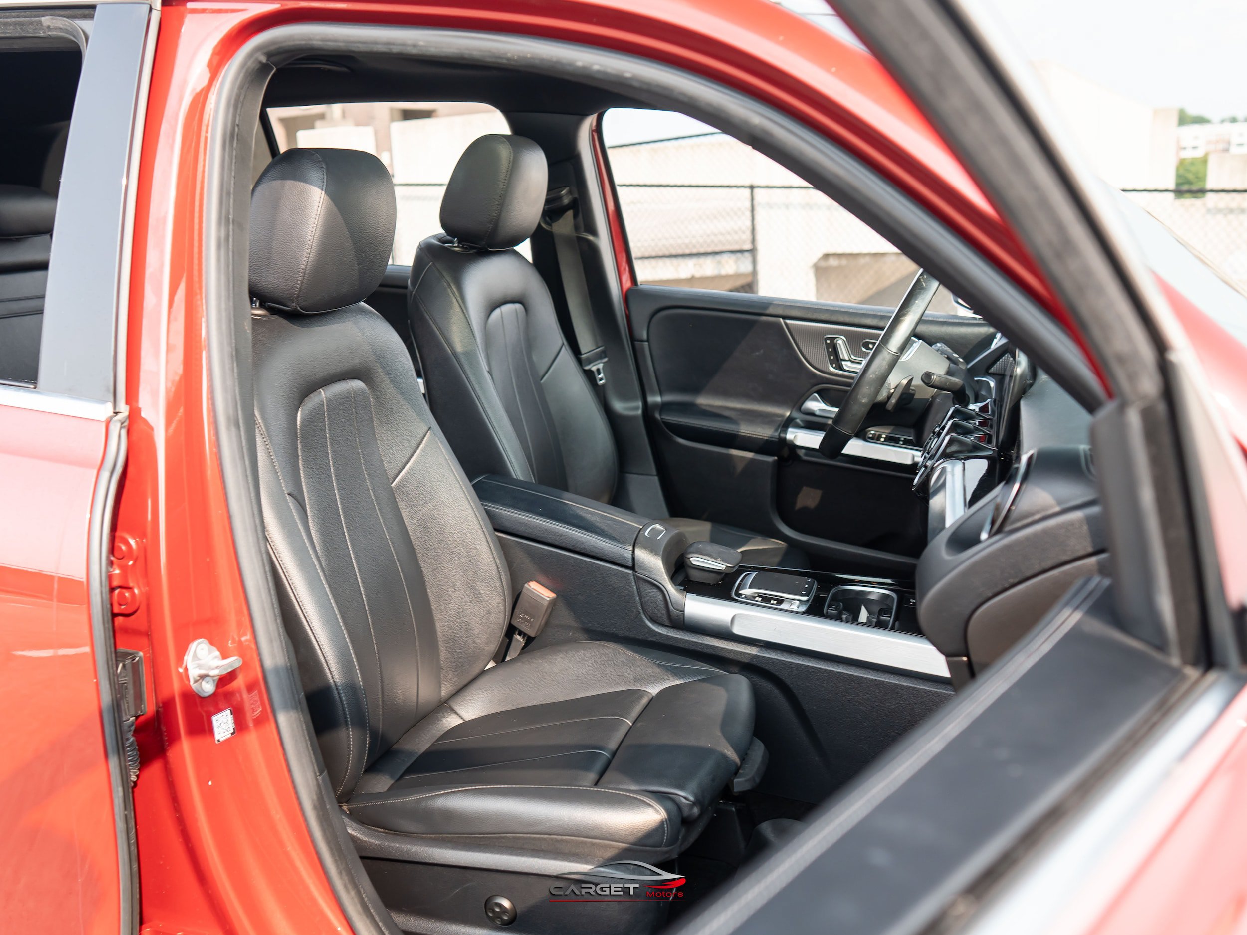 Used 2020 Mercedes-Benz GLB 250 4MATIC w/ Premium Package image 17