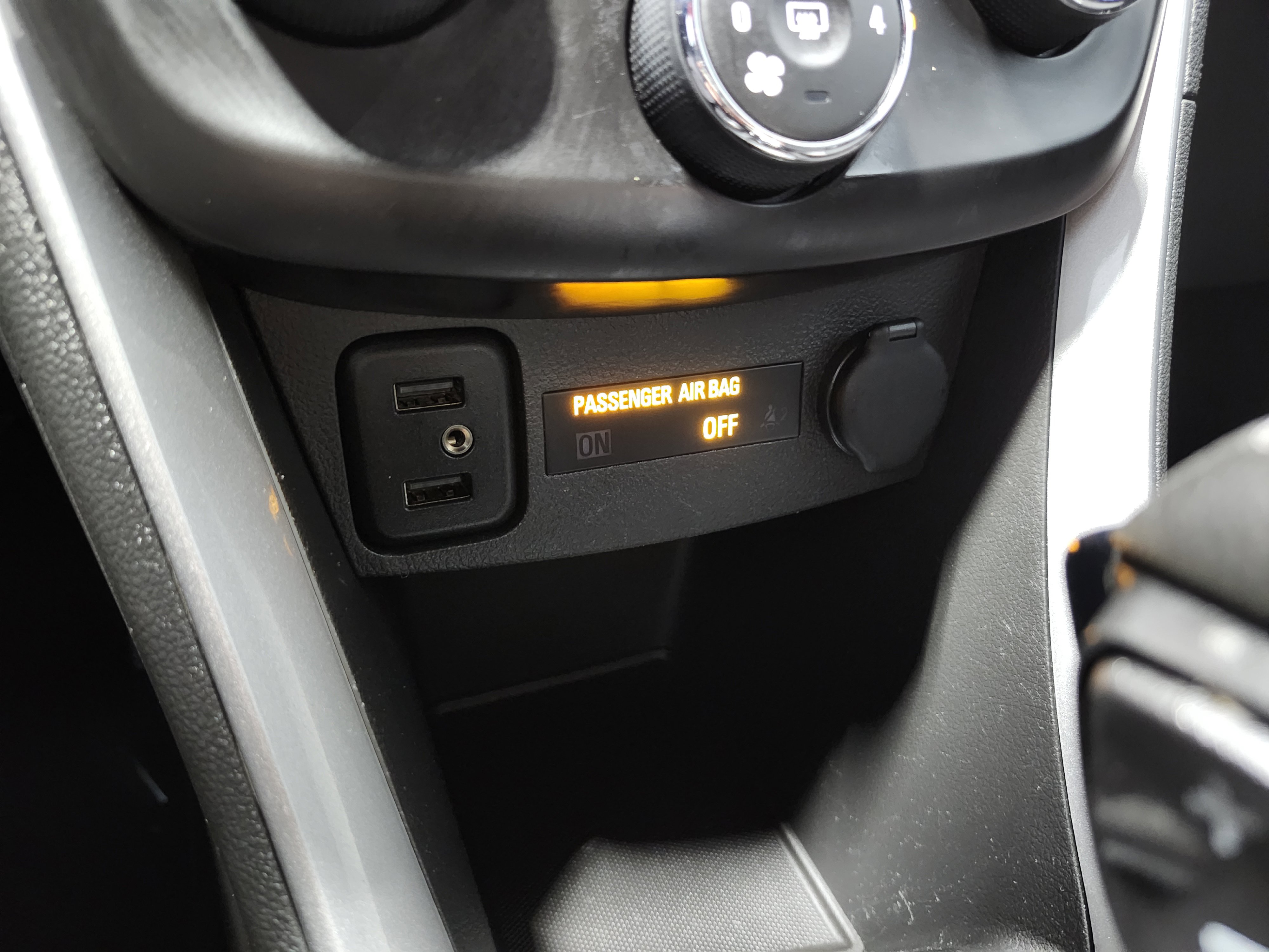 Used 2020 Chevrolet Trax LT w/ LT Convenience Package image 8