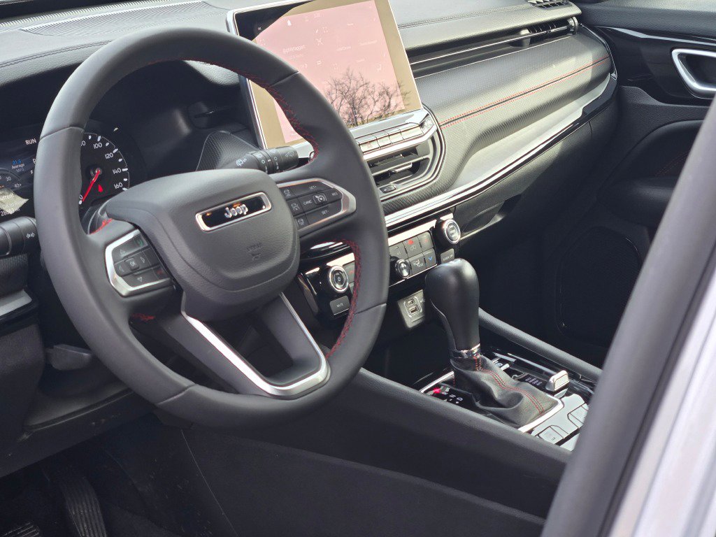 Used 2025 Jeep Compass Trailhawk image 24